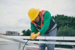 Técnico instalando paneles solares durante una formación acreditada SEPE en Canarias