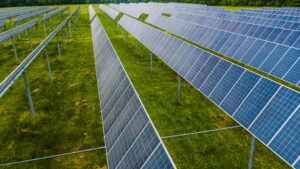 nstalación de paneles solares en explotación agraria para autoconsumo energético, ejemplo de aplicación de energías renovables en agricultura – curso ENAC009PO de energías renovables en el sector agrario.